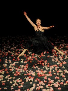 Mise en scène et chorégraphie : Pina Bausch Danseurs du Tanztheater Wuppertal - Décors : Peter Pabst - Costumes : Marion Cito - Dramaturgie : Raimund Hoghe - Musique : Franz Schubert, George Gershwin, Franz Lehar, Louis Armstrong, Sophie Tucker, Quincy Jones, Richard Tauber Coproduction, accueil : Opéra de Lyon, Biennale de la danse de Lyon